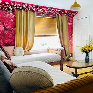 https://beachfront-house-for-large-groups.brighton-hotels-england.com